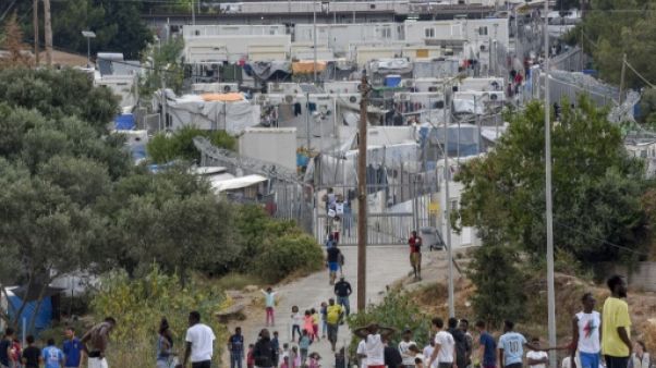 Des exilés près du camp de migrants de l'île grecque de Samos, à Vathy, le 18 juin 2019 Des exilés près du camp de migrants de l'île grecque de Samos, à Vathy, le 18 juin 2019