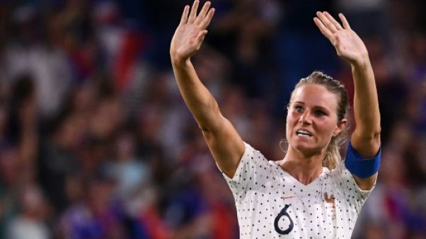 La capitaine des Bleues Amandine Henry salue les supporteurs à la fin du match victorieux contre le Brésil au Mondial-2019, le 23 juin 2019 au Havre La capitaine des Bleues Amandine Henry salue les supporteurs à la fin du match victorieux contre le Brésil au Mondial-2019, le 23 juin 2019 au Havre