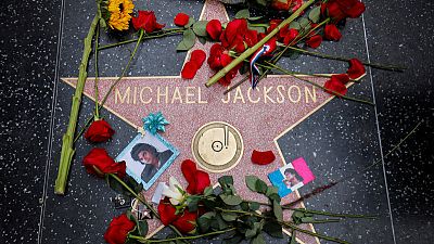 في الذكرى العاشرة لوفاة مايكل جاكسون.. غناء وبكاء وزهور