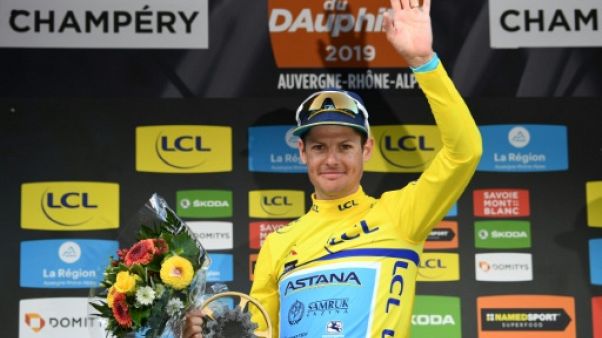 Le Danois Jakob Fuglsang (Astana) pose sur le podium avec le trophée du vainqueur après la 8e et dernière étape du Dauphiné, le 16 juin 2019 à Champéry Le Danois Jakob Fuglsang (Astana) pose sur le podium avec le trophée du vainqueur après la 8e et dernière étape du Dauphiné, le 16 juin 2019 à Champéry