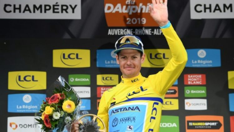 Le Danois Jakob Fuglsang (Astana) pose sur le podium avec le trophée du vainqueur après la 8e et dernière étape du Dauphiné, le 16 juin 2019 à Champéry 
