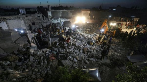 Syrie: neuf civils dont deux secouristes tués dans des raids du régime selon une ONG Syrie: neuf civils dont deux secouristes tués dans des raids du régime selon une ONG