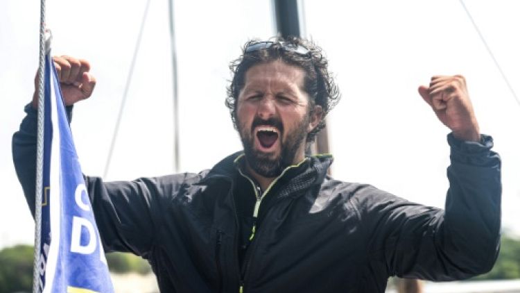 Le skipper Yoann Richomme en liesse après avoir remporté la 50e édition de la Solitaire du Figaro après la 4e et dernière étape, le 26 juin 2019 à Dieppe