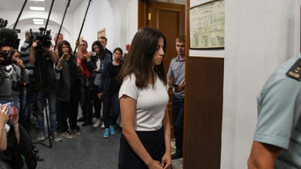 Angelina Khatchatourian, l'une des trois soeurs accusées d'avoir tué leur père, lors d'une audience dans un tribunal de Moscou le 26 juin 2019 Angelina Khatchatourian, l'une des trois soeurs accusées d'avoir tué leur père, lors d'une audience dans un tribunal de Moscou le 26 juin 2019