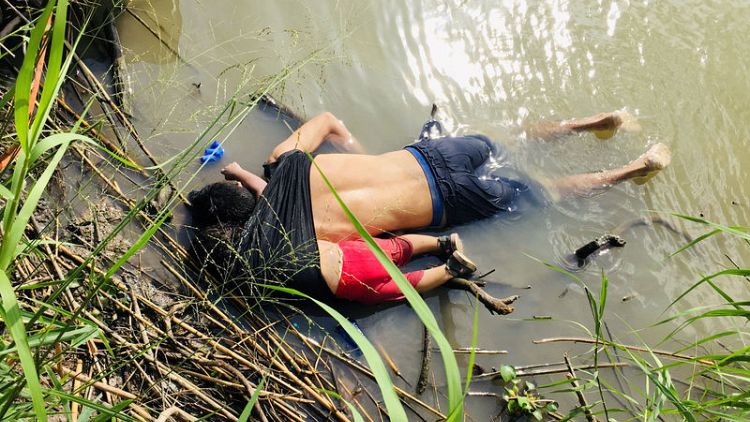 Photo of drowned migrants triggers fight over Trump asylum clampdown