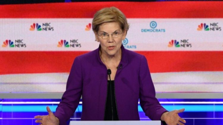 La candidate à l'investiture démocrate Elizabeth Warren sur le plateau du premier débat pour la présidentielle de 2020 à Miami, en Floride, le 26 juin 2019 