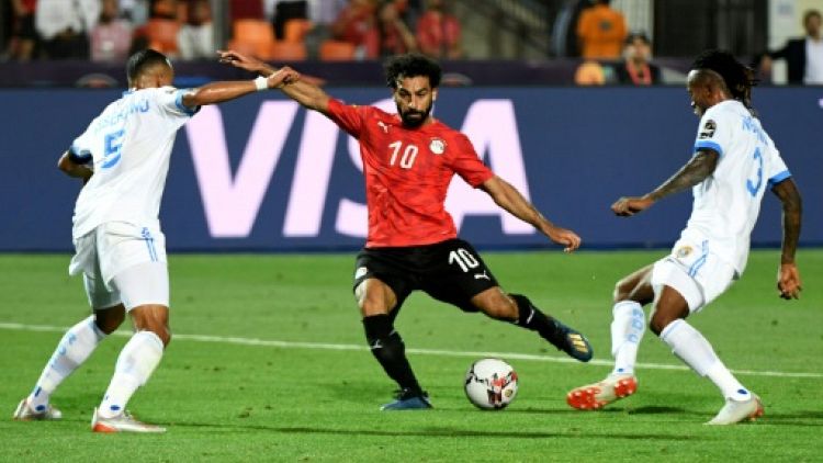L'Egyptien Mohamed Salah (c) tire et marque contre la RD Congo à la CAN, le 26 juin 2019 au Caire 