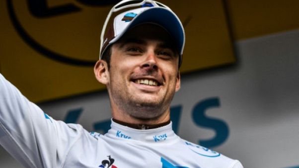 Le Français Pierre Latour pose sur le podium avec le maillot blanc du meilleur jeune du Tour de France après la 19e étape, le 27 juillet 2019 à Laruns (Pyrénées-Atlantiques) Le Français Pierre Latour pose sur le podium avec le maillot blanc du meilleur jeune du Tour de France après la 19e étape, le 27 juillet 2019 à Laruns (Pyrénées-Atlantiques)