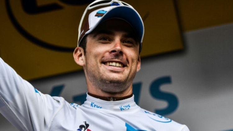 Le Français Pierre Latour pose sur le podium avec le maillot blanc du meilleur jeune du Tour de France après la 19e étape, le 27 juillet 2019 à Laruns (Pyrénées-Atlantiques)