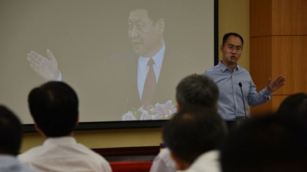 Un enseignant de l'école centrale du parti communiste dans sa classe, où le portrait du président chinois Xi Jinping est projetée, à Pékin le 26 juin 2019 Un enseignant de l'école centrale du parti communiste dans sa classe, où le portrait du président chinois Xi Jinping est projetée, à Pékin le 26 juin 2019