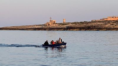 Migranti: in 10 su barchino a Lampedusa Migranti: in 10 su barchino a Lampedusa
