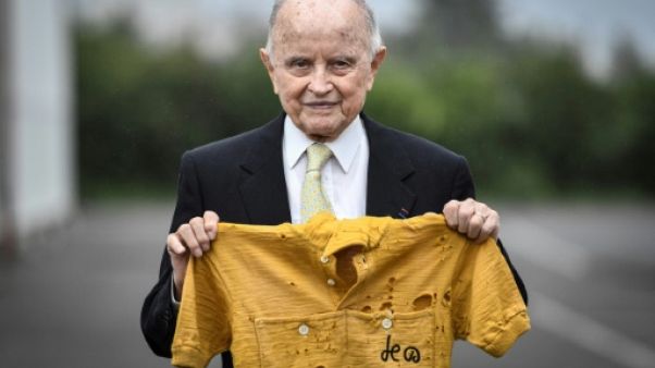 Le Français Jacques Marinelli, porteur du maillot jaune lors du Tour de France 1949, pose avec la pestigieuse tunique, le 30 mai 2019 à Melun Le Français Jacques Marinelli, porteur du maillot jaune lors du Tour de France 1949, pose avec la pestigieuse tunique, le 30 mai 2019 à Melun