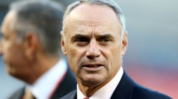 le commissaire de la MLB Rob Manfred avant le match entre les New York Yankees et les Minnesota Twins, le 3 octobre 2017 à New York le commissaire de la MLB Rob Manfred avant le match entre les New York Yankees et les Minnesota Twins, le 3 octobre 2017 à New York