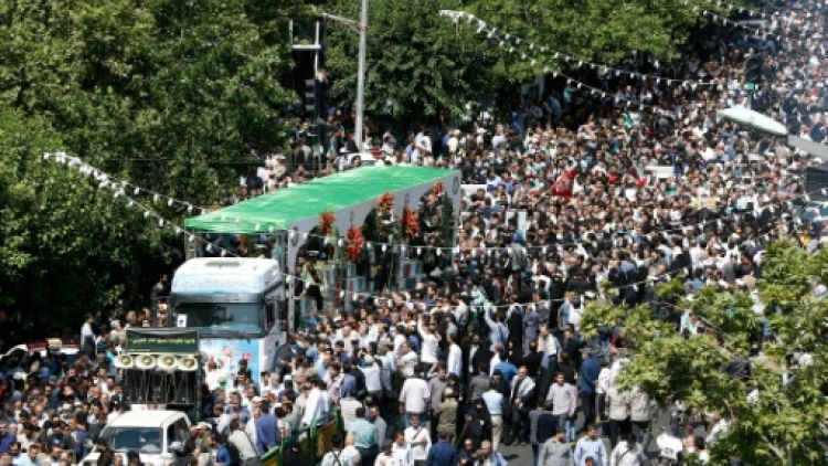 Des Iraniens rendent hommage à Téhéran le 27 juin 2019 à "150 martyrs" tombés lors de la guerre Iran-Irak ou en Syrie