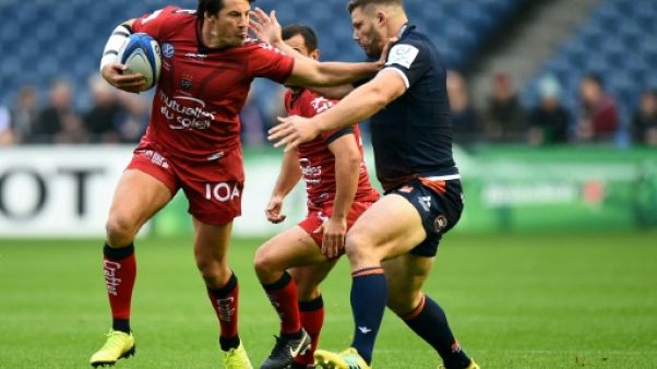 Le talonneur d'Edimbourg Ross Ford (d) à la lutte avec le demi d'ouverture de Toulon Francois Trinh-Duc en Coupe d'Europe à Murrayfield, le 20 octobre 2018 Le talonneur d'Edimbourg Ross Ford (d) à la lutte avec le demi d'ouverture de Toulon Francois Trinh-Duc en Coupe d'Europe à Murrayfield, le 20 octobre 2018