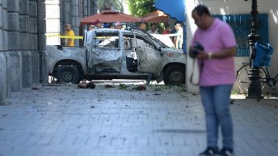 La voiture visée par un kamikaze sur l'avenue Bourguiba à Tunis, le 27 juin 2019 La voiture visée par un kamikaze sur l'avenue Bourguiba à Tunis, le 27 juin 2019
