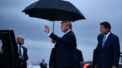 Le président américain Donald Trump (c) arrive à l'aéroport international d'Osaka, le 27 juin 2019, avant un sommet du G20 Le président américain Donald Trump (c) arrive à l'aéroport international d'Osaka, le 27 juin 2019, avant un sommet du G20