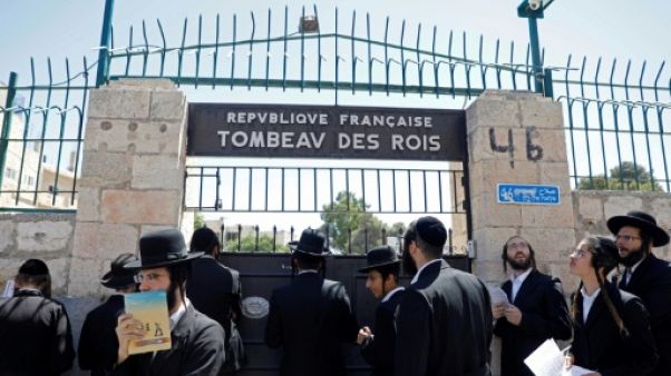 Des juifs ultra-orthodoxes veulent accéder au Tombeau des rois à Jérusalem, propriété de la France qui a rouvert les lieux à la visite, le 27 juin 2019 Des juifs ultra-orthodoxes veulent accéder au Tombeau des rois à Jérusalem, propriété de la France qui a rouvert les lieux à la visite, le 27 juin 2019
