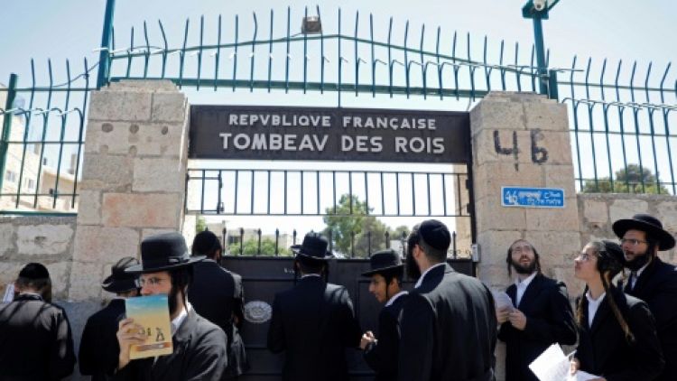 Des juifs ultra-orthodoxes veulent accéder au Tombeau des rois à Jérusalem, propriété de la France qui a rouvert les lieux à la visite, le 27 juin 2019