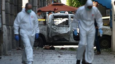 Des membres de la police scientifique sur les lieux d'un attentat suicide dans le centre de Tunis, le 27 juin 2019 Des membres de la police scientifique sur les lieux d'un attentat suicide dans le centre de Tunis, le 27 juin 2019