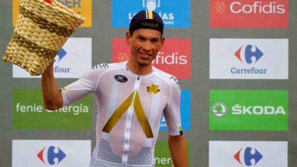 L'Autrichien Stefan Denifl (Aqua Blue's) pose sur le podium après sa victoire dans la 17e étape de La Vuelta, le 6 septembre 2017 à Arredondo L'Autrichien Stefan Denifl (Aqua Blue's) pose sur le podium après sa victoire dans la 17e étape de La Vuelta, le 6 septembre 2017 à Arredondo