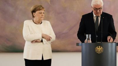 Merkel de nouveau prise de tremblements lors d'une cérémonie officielle Merkel de nouveau prise de tremblements lors d'une cérémonie officielle