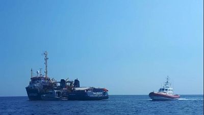 Sea Watch, sbarcato anche un minorenne Sea Watch, sbarcato anche un minorenne