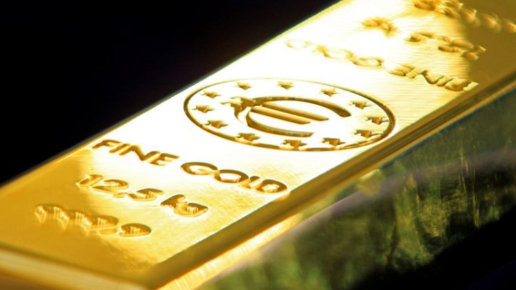 الذهب يسجل أفضل أداء شهري في ثلاث سنوات، والبلاتين يقفز 3%