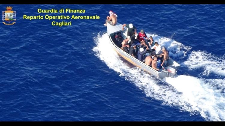 Sardegna,Gdf ferma barca con 13 migranti