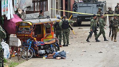 الجيش الفلبيني يرجح أن يكون الانفجار في إحدى قواعده هجوما انتحاريا