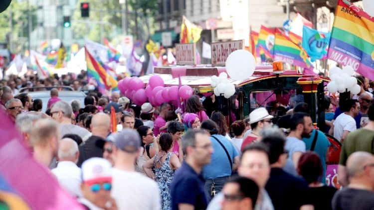 Gay: Milano si colora con il Pride