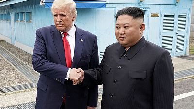 بعد اجتماع مفاجئ بين ترامب وكيم.. أمريكا وكوريا الشمالية تتفقان على استئناف المحادثات