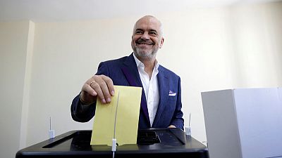 الناخبون في ألبانيا يصوتون في انتخابات بلدية تقاطعها المعارضة