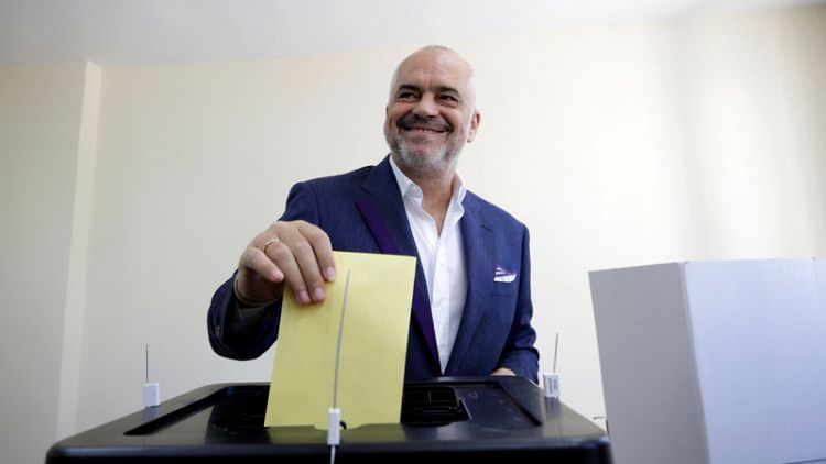 الناخبون في ألبانيا يصوتون في انتخابات بلدية تقاطعها المعارضة