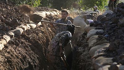 متطوعون سوريون يحفرون الخنادق ويطهون الطعام في الحرب مع الأسد