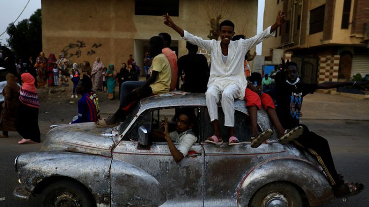 حشود ضخمة تطالب بحكم مدني في السودان وجنود يطلقون النار في الهواء