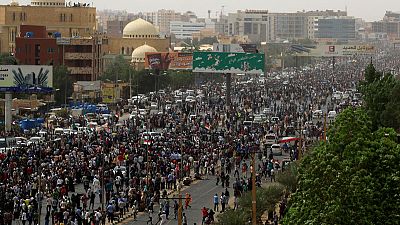 شاهد: آلاف السودانيين يتوجهون إلى وزارة الدفاع في الخرطوم