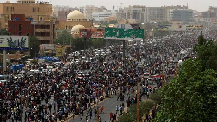 شاهد: آلاف السودانيين يتوجهون إلى وزارة الدفاع في الخرطوم
