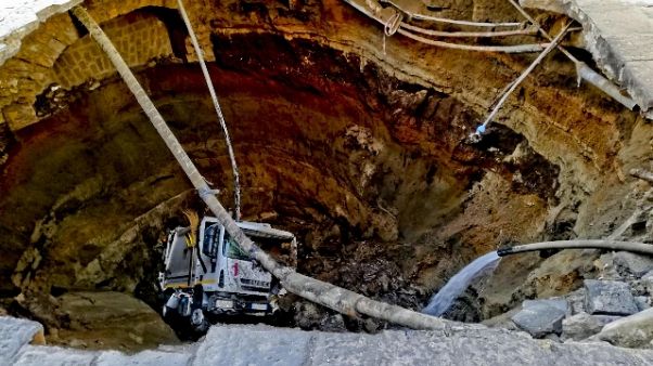 Voragine nel Napoletano,precipita camion Voragine nel Napoletano,precipita camion