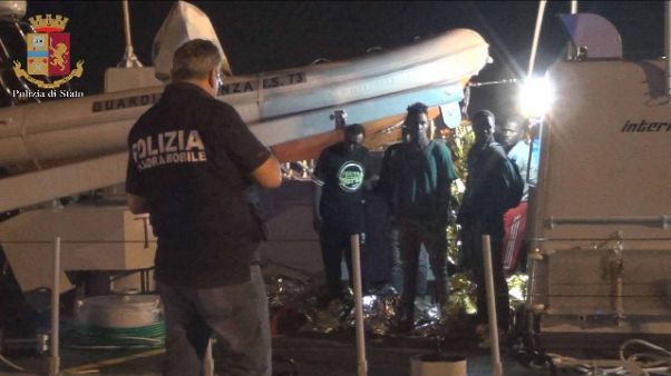 Migranti: in 42 a Pozzallo, due fermi Migranti: in 42 a Pozzallo, due fermi