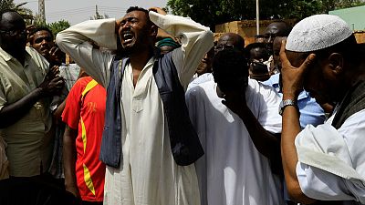مئات السودانيين يتجمعون على ضفاف النيل قبالة الخرطوم بعد اشتباكات دامية