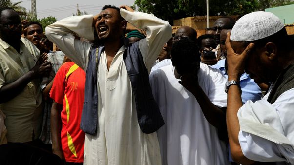 مئات السودانيين يتجمعون على ضفاف النيل قبالة الخرطوم بعد اشتباكات دامية مئات السودانيين يتجمعون على ضفاف النيل قبالة الخرطوم بعد اشتباكات دامية