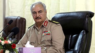 قائد عسكري: قوات شرق ليبيا ستوجه ضربات جوية مكثفة لأهداف بطرابلس