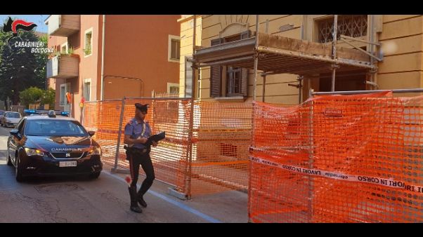 Minaccia di far esplodere un palazzo Minaccia di far esplodere un palazzo