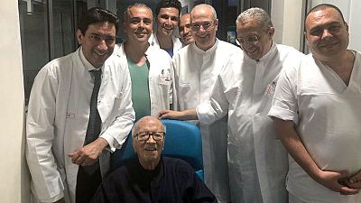 نجل رئيس تونس يقول الرئيس غادر المستشفى ويستأنف عمله خلال أيام