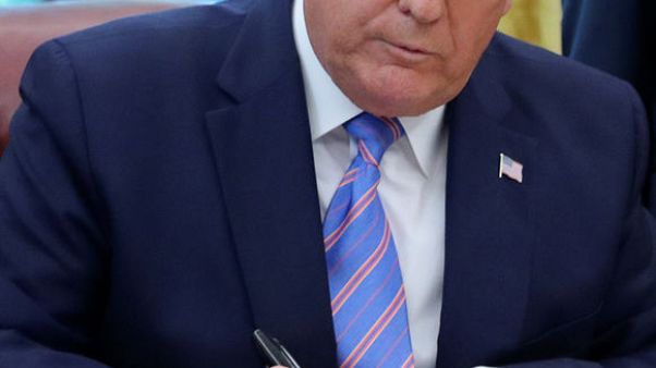 ترامب يقول إن إيران "تلعب بالنار" ترامب يقول إن إيران "تلعب بالنار"