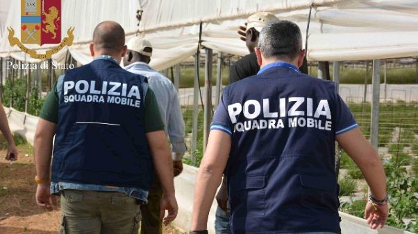 Caporalato su migranti Cara, due denunce Caporalato su migranti Cara, due denunce