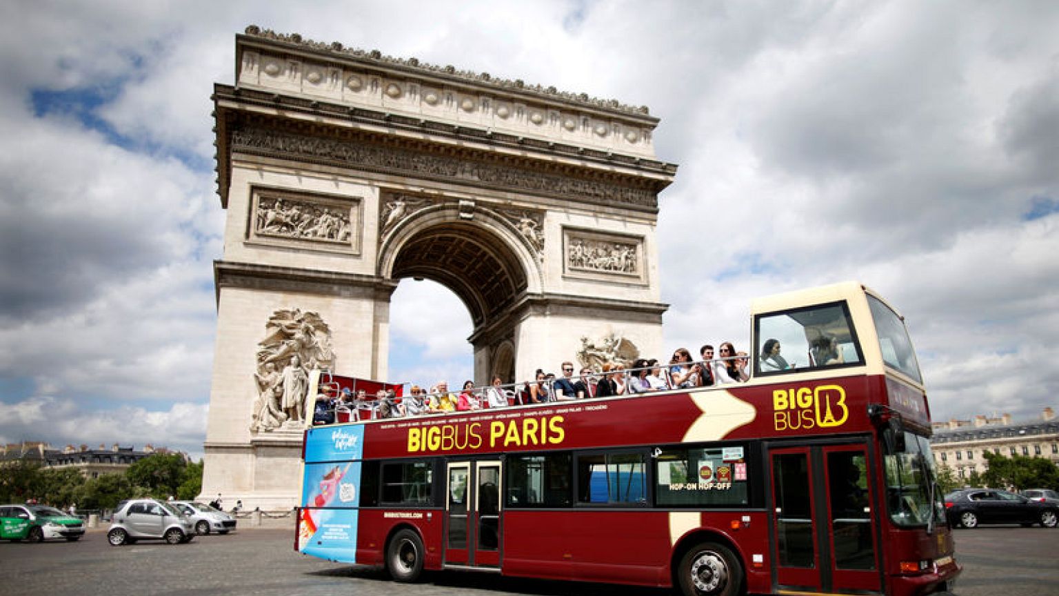 Paris says tourist buses no longer welcome in city centre