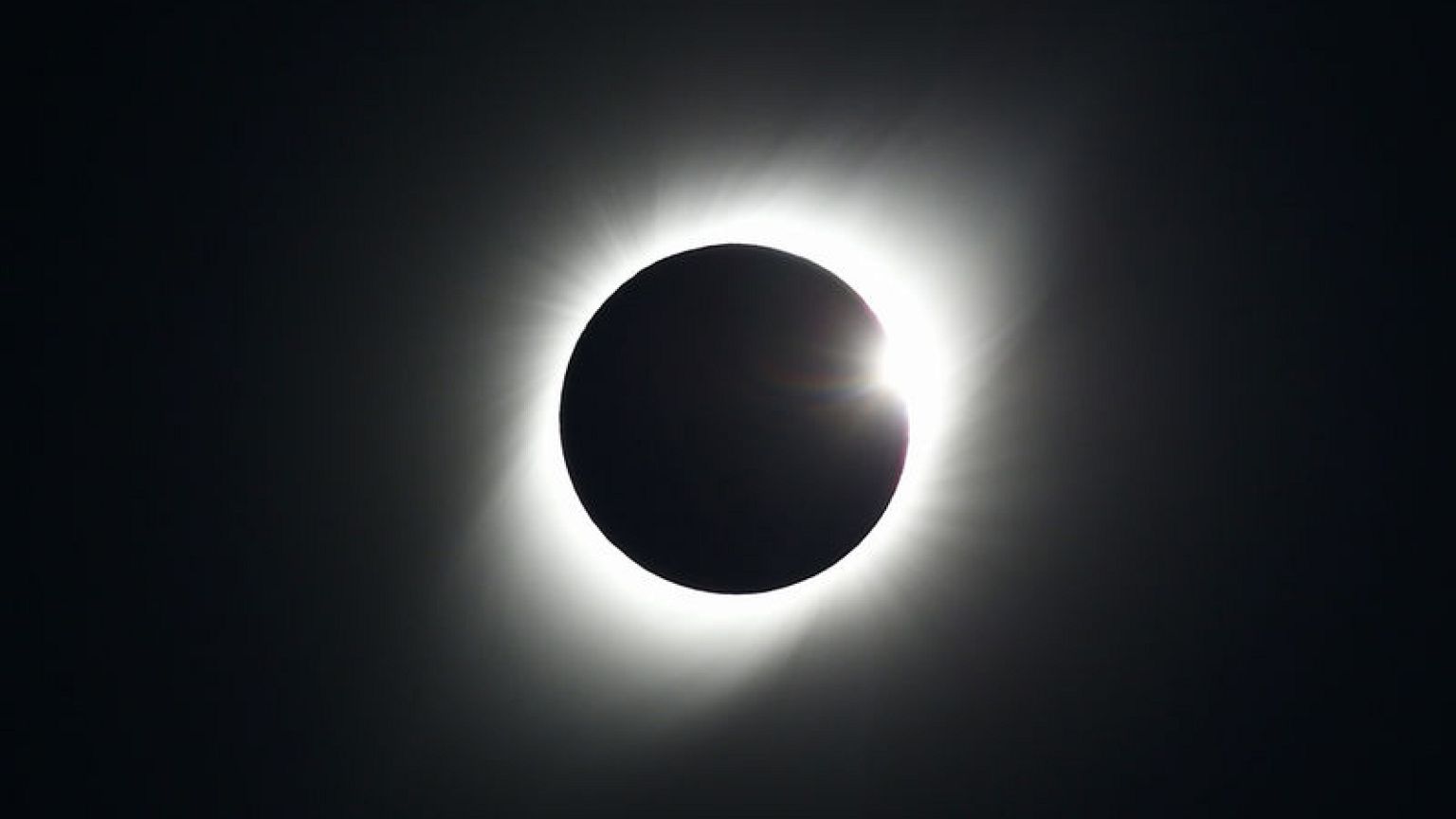Solar eclipse plunges Chile into darkness