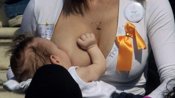 Bologna, mamma con neonata via da corso Bologna, mamma con neonata via da corso